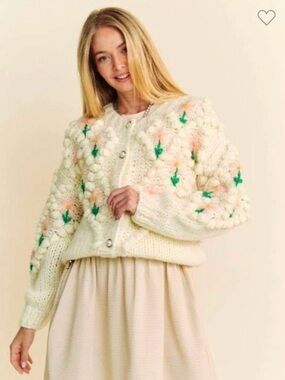💕🤍Chunky knit cream floral cardigan, Sz. M/L. By Davi & Dani.